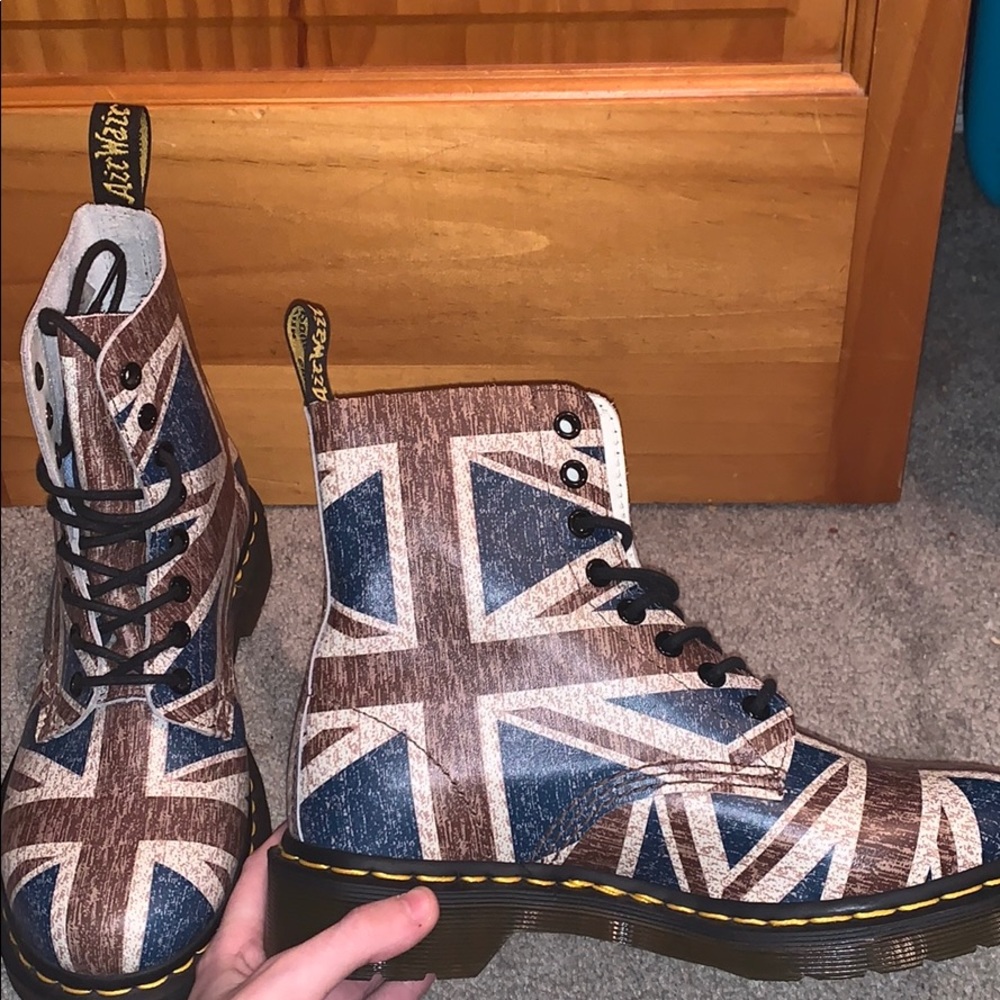 <nwot> Dr Martens Air Wair Union Jack Delaney Boot